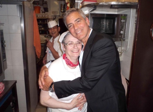 Clooney embrasse Giorgina, la cuisinière du restaurant Da Ivo